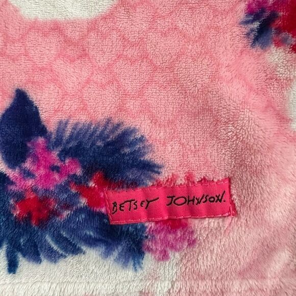 Betsey Johnson Oversized Plush Throw Skull Pink 70” X 50” - Picture 10 of 10